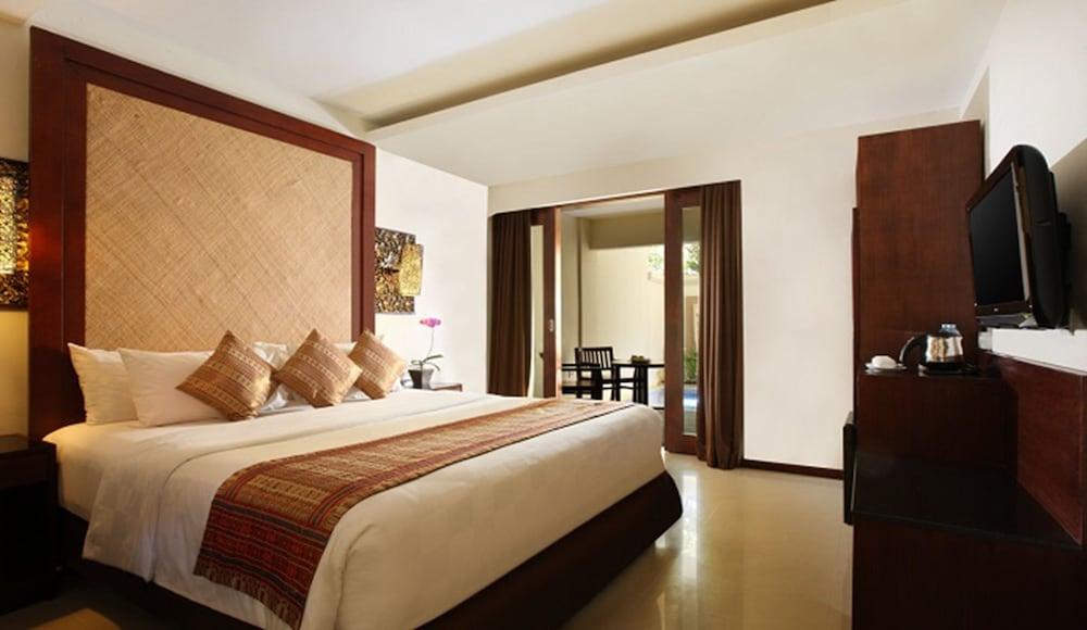 Western Kuta 4*