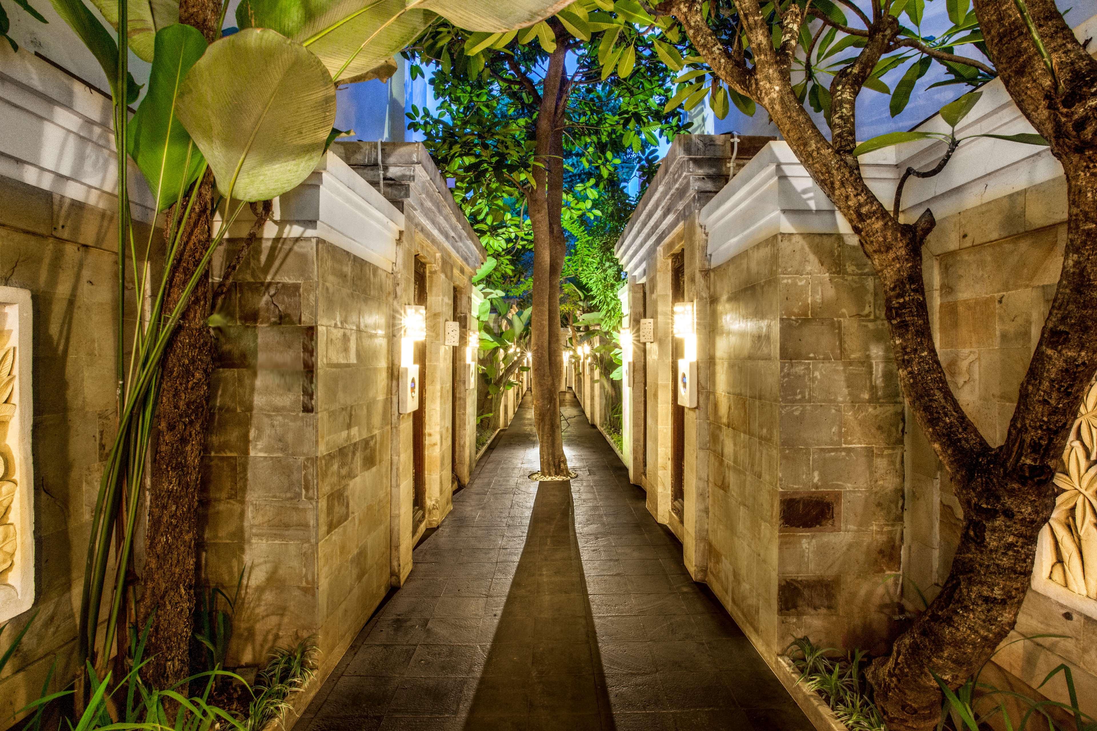 Western Kuta 4*