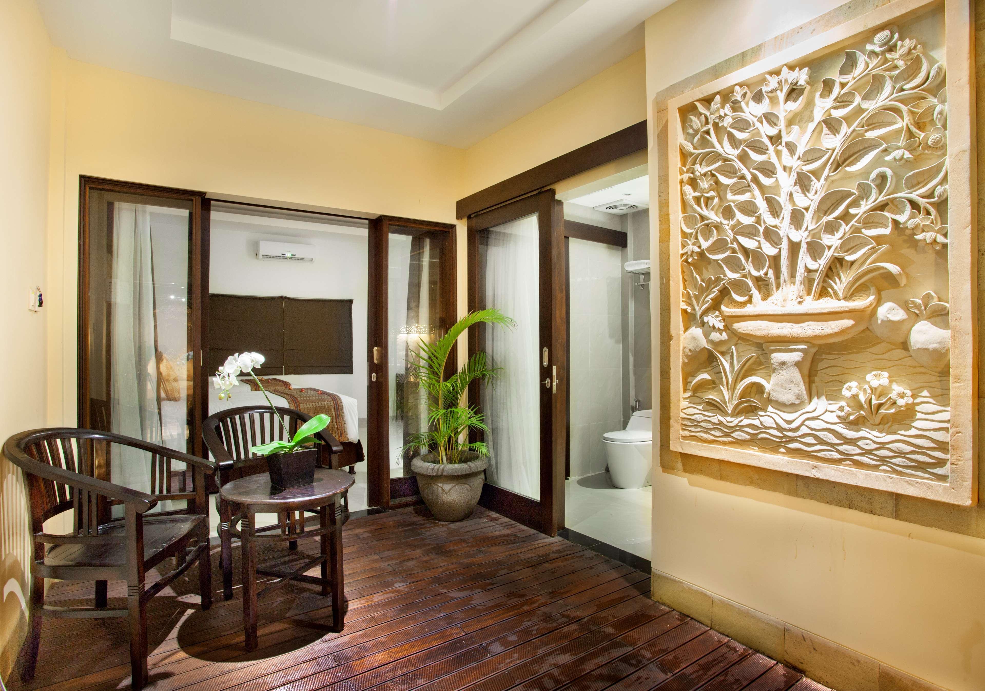 Western Kuta 4*