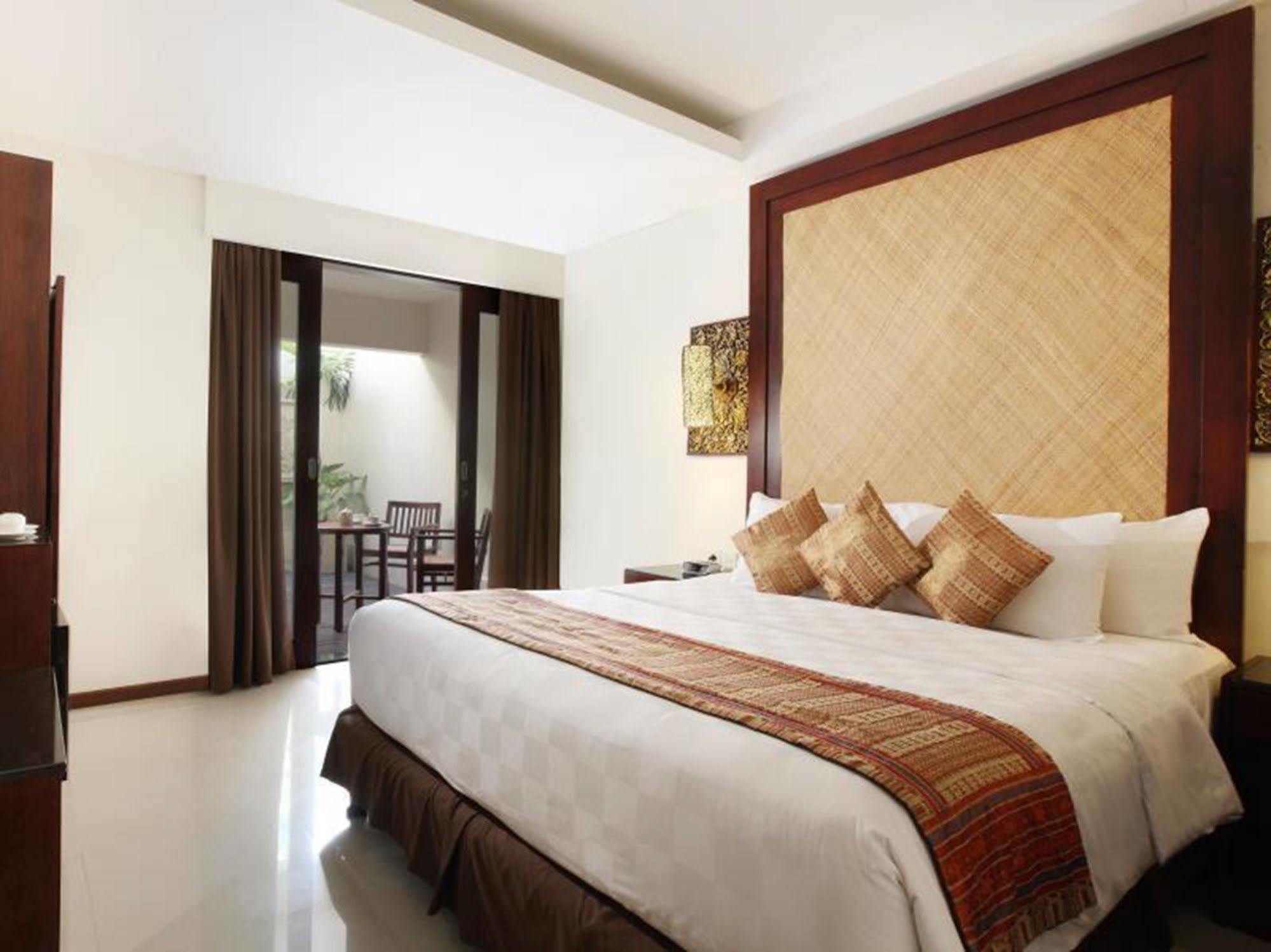 Western Kuta 4*