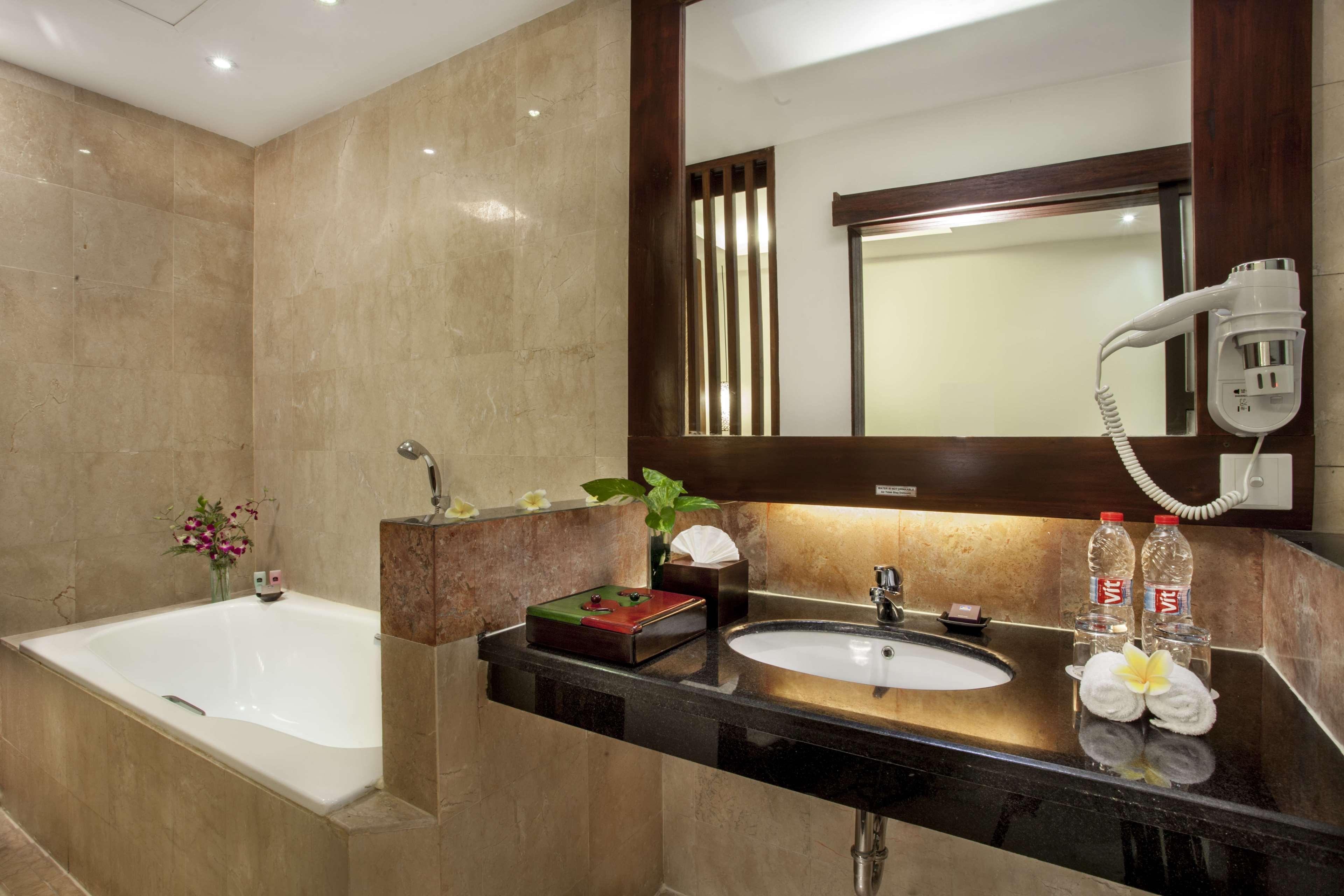 Hotel Western Kuta 4*